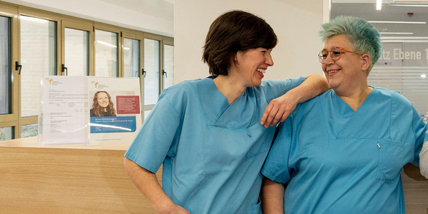 Pflegekräfte stehen zusammen - Karriere - Immanuel Krankenhaus Berlin Pflegekräfte stehen zusammen - Karriere - Immanuel Krankenhaus Berlin