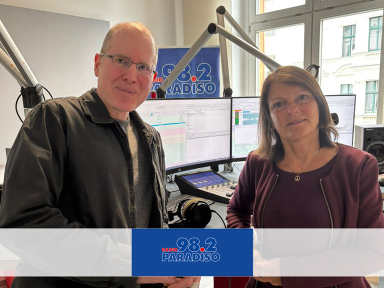 Dr. Peter Naatz mit Julia Nogli im Gespräch über Endoprothetik für Hüfte und Sprunggelenk  Dr. Peter Naatz mit Julia Nogli im Gespräch über Endoprothetik für Hüfte und Sprunggelenk