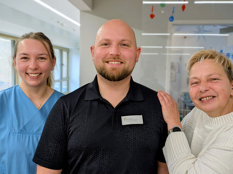 Yasemin Welkisch, Pflegerische Bereichsleitung Rheumatologie, Martin Baumann, stellvertretender Pflegedirektor, und Manuela Sommerfeld, Ausbildungsleitung Pflege (v.l.n.r.) Yasemin Welkisch, Pflegerische Bereichsleitung Rheumatologie, Martin Baumann, stellvertretender Pflegedirektor, und Manuela Sommerfeld, Ausbildungsleitung Pflege (v.l.n.r.)